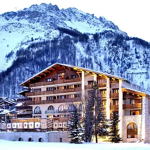 https://hotel-christiania-val-disere.hotels-rhonealpes.com